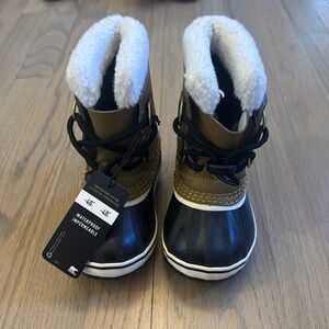 NWT SIZE 8 UNISEX KIDS WINTER BOOTS